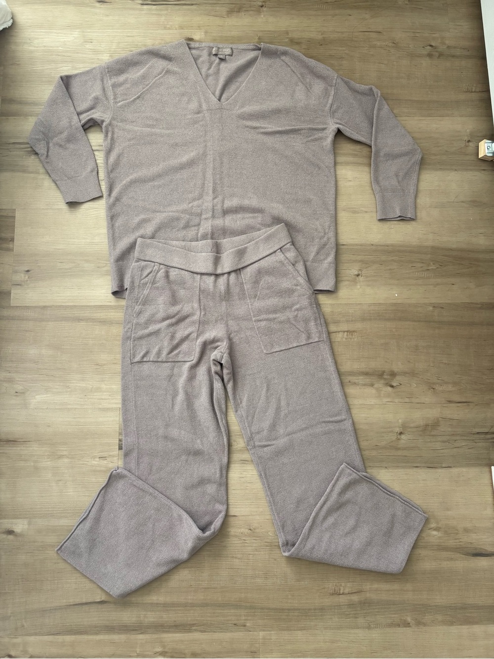 Barefoot Dreams Women Two-Piece V-Neck Pajama Set Size Small